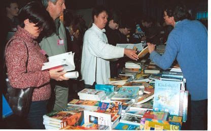 EDE - Circa 700 tiener- en jeugdleiders kwamen zaterdag bijeen op de studiedag ”Doe maar!”, georganiseerd door de Evangelische Alliantie. Tijdens workshops werden werkvormen voor de jeugdclub gedemonstreerd. Foto: een boekenstand op de informatiemarkt. - 