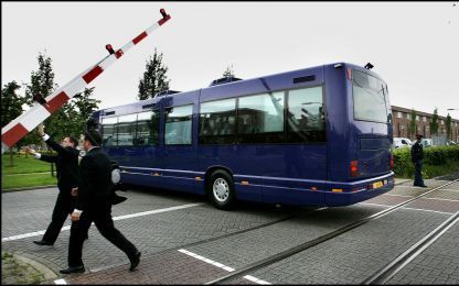 IJSSELSTEIN â€“ Bijna een ongeluk voor de Koningin. De bus waarin zij vrijdag de provincie Utrecht aandeed, kwam tussen spoorbomen vast te zitten. De sneltram kon nog net op tijd stoppen. Beveiligers en politieagenten duwden de bomen omhoog om de Koningin