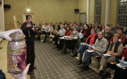 NEERIJNEN â€“ Ruim tachtig cursisten kregen donderdagavond in Neerijnen uitleg over de rolpens, een Betuwse zure schijf van gemalen varkens en rundvlees. De les maakte deel uit van een inburgeringscursus voor voormalige stedelingen die nu in een Betuws do