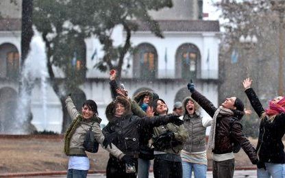 BUENOS AIRES - In de Argentijnse hoofdstad Buenos Aires viel voor het eerst sinds 1918 weer sneeuw. Foto ANP