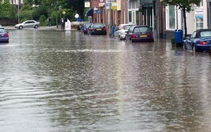 AMSTENRADE - Door de hevige regenval is vrijdag de hoofdstraat in Amstenrade (Limburg) blank komen te staan. Foto ANP / Nu.nl