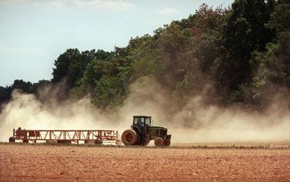 LOUDON COUNTY (Virginia) - Een Amerikaanse boer bewerkt zijn akker. Evenals hun collega’s in de Europese Unie krijgen agrariÃ«rs in de Verenigde Staten aanzienlijke (verkapte) steun van de overheid. - Foto EPA