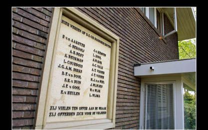 AMERSFOORT - Veel mensen fietsen langs deze plaquette aan de woningen nummer 40-42 van de Amersfoortse Barchman-Wuytierslaan, maar weten niet dat die herinnert aan de fusillade op 5 februari 1945 van twintig willekeurige slachtoffers, als vergelding voor 