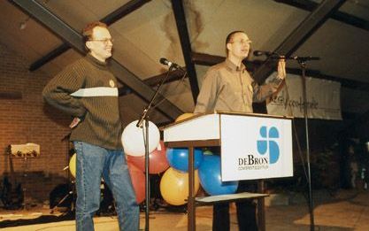 DALFSEN - Pim Kalkman (links) en Kees Zeelenberg verzorgden gisteren de openingssessie van de vijfdaagse Kerstconferentie in ”De Bron” te Dalfsen. - Foto RD