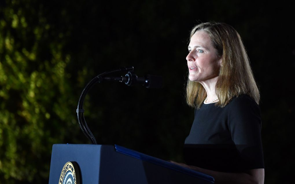 Opperrechter Amy Coney Barrett houdt een toespraak na haar bevestiging als rechter van het Hooggerechtshof. beeld AFP, Nicholas Kamm