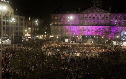 AMSTERDAM â€“ Duizenden mensen waren dinsdag op de Dam in Amsterdam aanwezig om Theo van Gogh te herdenken. Zij deden dat met veel kabaal, maar ook met twee minuten stilte. Foto ANP