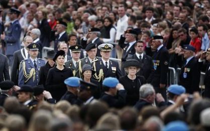 AMSTERDAM - Koningin Beatrix, mevrouw E. Swaab (voorzitter Nationaal Comitee 4 en 5 mei) , kroonprins Willem-Alexander en prinses Maxima wonen donderdagavond de Nationale Herdenking bij aan de voet van het Nationaal Monument op de Dam. De vorstin en de kr