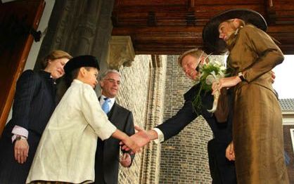 DEN HAAG - Kroonprins Willem-Alexander en prinses Máxima arriveren bij de Ridderzaal aan het Binnenhof, waar woensdag de ”Viering 400 jaar VOC” plaatsvond. Een jongetje van Indonesische afkomst, gekleed in een kimono, verwelkomt hen. Ook koningin Beatrix 