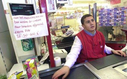 AMSTERDAM - Een Edah-supermarkt in de hoofdstad heeft nu al genoeg van eurocenten. Bij het afrekenen worden de bedragen naar beneden afgerond. Alleen bij pinnen blijven de precieze bedragen gehandhaafd. Volgens een woordvoerder van het Centraal Bureau Lev