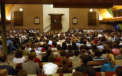 WOERDEN - De Jeugdbond Gereformeerde Gemeenten (JBGG) hield maandagavond in Woerden een regionale jongerenbijeenkomst met als thema ”Jij na 11 september”. - Foto Bram(Gebuys