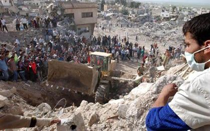 JENIN - Hulpverleners zoeken met behulp van een bulldozer naar lichamen onder het puin van het vluchtelingenkamp bij Jenin. Volgens de Palestijnen hebben IsraÃ«lische militairen de afgelopen weken honderden mensen in het kamp omgebracht. - Foto EPA