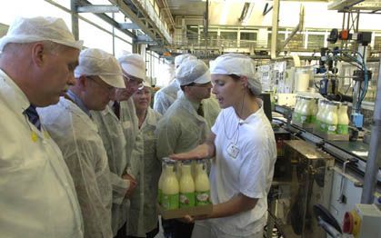 DELFT - Voorafgaand aan de algemene ledenvergadering van de RMU kregen belangstellenden vrijdagmiddag een rondleiding door de CalvÃ©-fabriek in Delft. Mayonaise mag dan niet altijd even goed zijn voor de lijn, met de kwaliteit ervan is bepaald niets mis, 