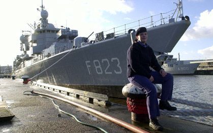 DEN HELDER â€“ Matroos Corine de Lijster op de kade in Den Helder voor â€˜haar’ schip, de Hr. Ms. ”Philips van Almonde”. Het leven op het marinefregat kent zijn beperkingen. „Je kunt nooit echt alleen zijn.” Foto Edo Kooiman - Foto