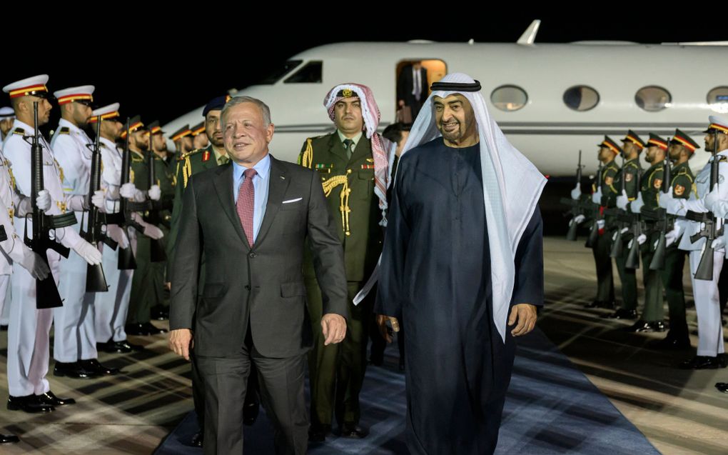 De Jordaanse koning Abdullah II (midden links) wordt 31 oktober op de luchthaven van Abu Dhabi ontvangen door de president van Verenigde Arabische Emiraten. Jordanië veroordeelt Israëls optreden op scherpe wijze. beeld AFP, Abdulla Al-Neyadi