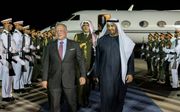 De Jordaanse koning Abdullah II (midden links) wordt 31 oktober op de luchthaven van Abu Dhabi ontvangen door de president van Verenigde Arabische Emiraten. Jordanië veroordeelt Israëls optreden op scherpe wijze. beeld AFP, Abdulla Al-Neyadi