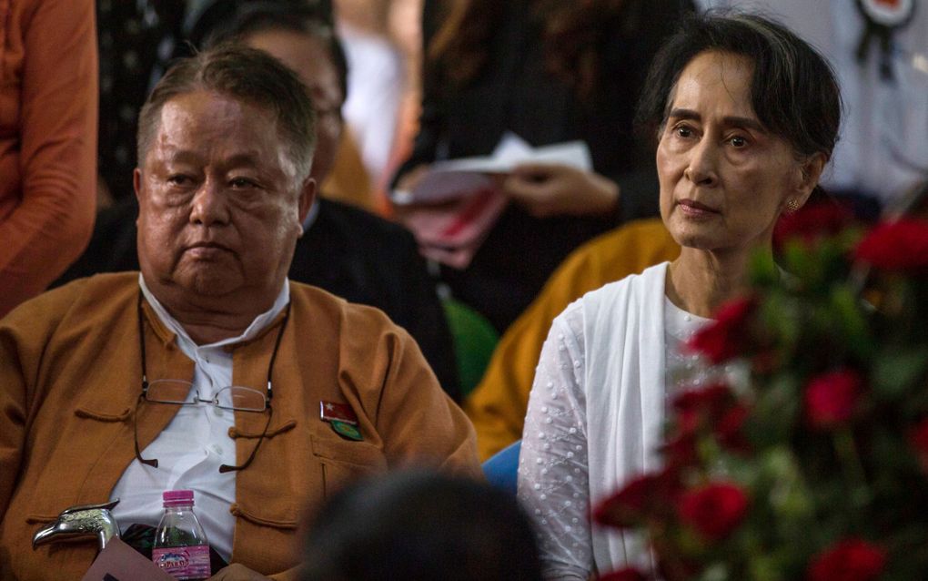 Aung San Suu Kyi (r.) naast haar rechterhand Win Htein. beeld AFP, STR