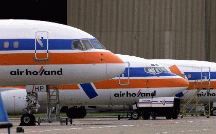 SCHIPHOL - De noodlijdende luchtvaartmaatschappij Air Holland is voorlopig gered. Een Spaanse investeringsgroep geeft het bedrijf een financiÃ«le injectie van enkele tientallen miljoenen euro’s. President-directeur C. van Dormael van Air Holland spreekt o