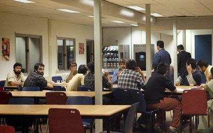 SCHIPHOL - De twaalf Indiase passagiers die woensdag in een toestel van Northwest Airlines werden aangehouden, hebben donderdagavond in de kantine van het detentiecentrum overleg. Foto ANP