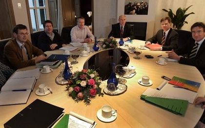 V.l.n.r. de heren Slob en Rouvoet (Christenunie), Tichelaar en Bos (PVDA), informateur Wijffels, premier Balkenende en Verhagen (CDA). Foto ANP