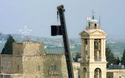 BETHLEHEM - Voor de Geboortekerk heeft het IsraÃ«lische leger een grote luidspreker geplaatst om de Palestijnen met hard versterkte, krassende geluiden zo op de zenuwen te werken dat zij zich overgeven. - Foto EPA