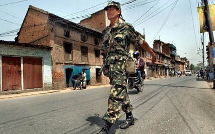 LAGANKHEL - Een Nepalese soldaat marcheert door de straten van Lagankhel, in de buurt van de hoofdstad Kathmandu. Sinds november is in Nepal de noodtoestand van kracht vanwege de strijd tegen guerrilla’s. Bij de noodtoestand hoort de nadrukkelijke militai