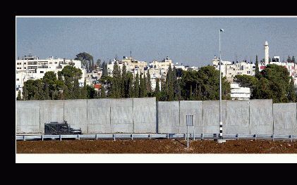 De veiligheidsmuur die IsraÃ«l bouwt langs (en in) de Palestijnse gebieden om het risico op zelfmoordaanslagen in de toekomst zo veel mogelijk te beperken. - Foto RD, Sjaak VerboomÂ¶