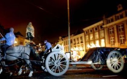 DEN HAAG - De deelnemers aan de rouwstoet van prins Bernhard rijden donderdagavond de route van Paleis Noordeinde in Den Haag naar de Nieuwe Kerk in Delft. Foto ANP