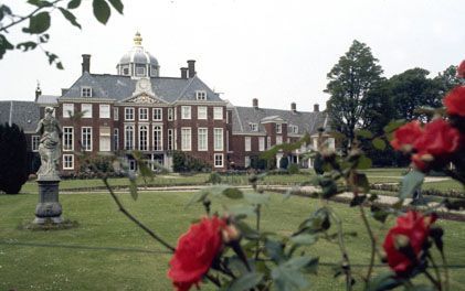 Rondom de bruiloft van zaterdag zijn veel tochten en routes langs koninklijke bezittingen uitgezet. EÃ©n ervan voert onder andere langs Huis ten Bosch, het woonverblijf van koningin Beatrix. - Foto RD