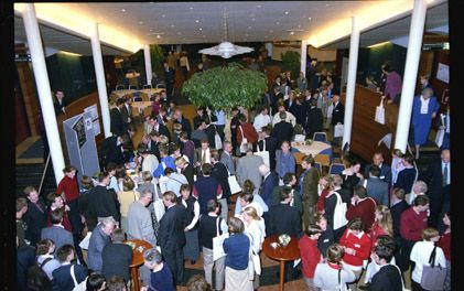 EDE â€“ In congrescentrum De Reehorst in Ede vierde de reformatorische studentenvereniging CSFR zaterdag haar vijftigste verjaardag. Medeoprichter Yp Verweij kon niet laten te verwijzen naar de legertent waarin de eerste leden samenkwamen. - Foto Jan Roze