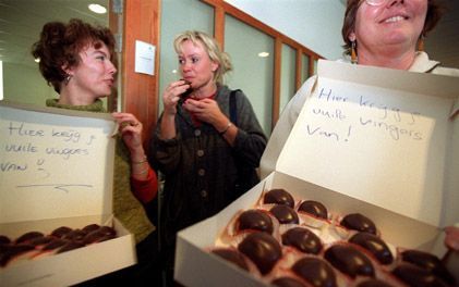 UTRECHT â€“ „Hier krijg je vuile vingers van”, staat op een doos met Bossche bollen die gisteren in het Landelijk Dienstencentrum (LDC) van de Samen op Weg-kerken in Utrecht werden uitgedeeld. De ludieke actie was een protest tegen het voornemen 150 arbei