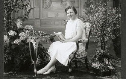 Prinses Juliana als ”lenteprinses” tussen de bloemen. Een foto die gemaakt werd ter gelegenheid van haar 18e verjaardag. De foto en het –geschilderde– decor zijn in Paleis Het Loo te zien op een tentoonstelling over koninklijke vazen en bloemen. Foto Pale