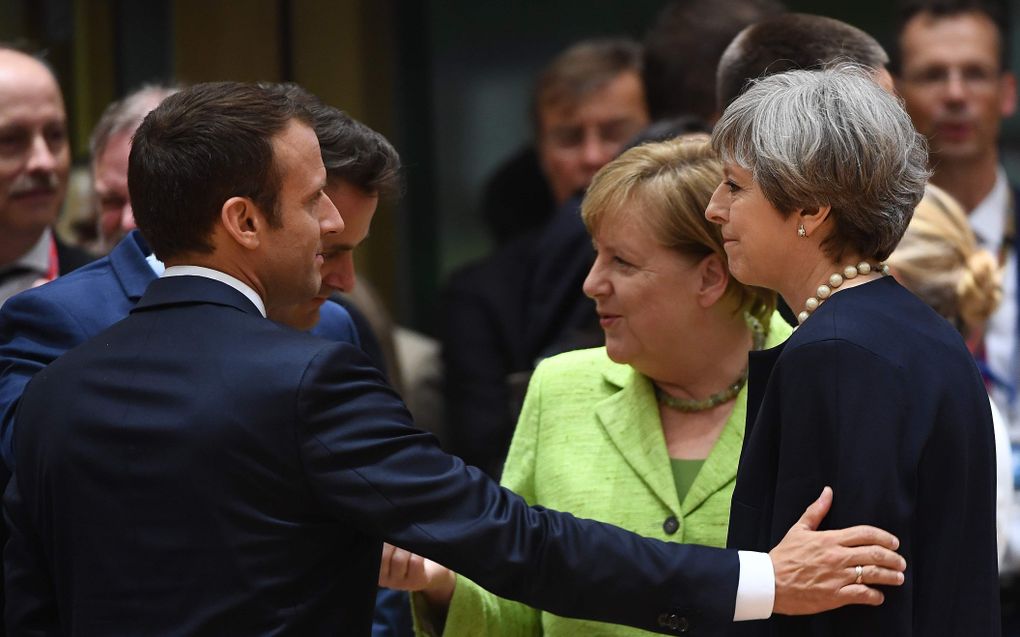 De Britse premier May (R) in Brussel. Links de Franse president Macron, in het midden de Duitse bondskanselier Merkel. beeld AFP