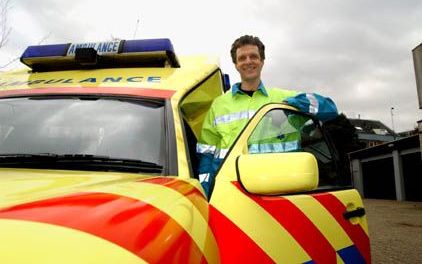 AMERSFOORT - „We zitten niet te wachten op coureurs”, zegt ambulancechauffeur Frans Marquenie. „Die verwijzen we direct naar Zandvoort.” - Foto ErikKottier