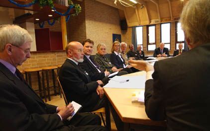 HOUTEN - Op een symposium in Houten werd zaterdag de Raad van Deputaten Samen op Weg opgeheven. De gezamenlijke synode van de drie kerken besloot eind vorig jaar dat ze het zonder de raad kon stellen, omdat het SoW-proces inmiddels „een vitaal aspect van 