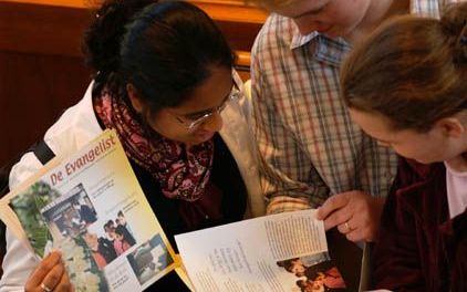 KAMPEN - Bezoekers van de jongerenzendings- en evangelisatiedag in Kampen bekijken ”De Evangelist”, het nieuwe kwartaalblad van het deputaatschap voor evangelisatie van de Gereformeerde Gemeenten. Het blad werd zaterdag gepresenteerd tijdens een gelijktij