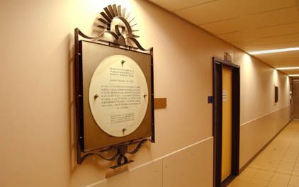 UTRECHT - Deze plaquette herinnert aan de bomaanslag op de neurologische kliniek van het Stads- en Academisch Ziekenhuis Utrecht in 1944. Door een tragische misser vonden 21 mensen de dood. Bij de sluiting van de kliniek kwam de gedenkplaat in een van gan