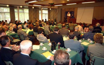 NIJKERK - In Nijkerk werd donderdag de jaarvergadering van de hervormde bond voor Inwendige Zending (IZB) gehouden. Pim Kalkman presenteerde het nieuwe beleidsplan van het jeugdevangelisatiecentrum De Windroos. Dr. J. Hoek, onder meer docent aan de Christ