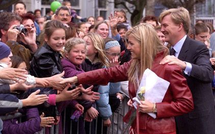 DEN HAAG â€“ Handen schudden. Dat deden Willem-Alexander en zijn verloofde Máxima Zorreguieta veelvuldig tijdens hun bezoek aan Den Haag. - Foto ANP