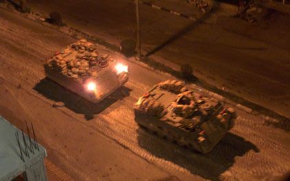 RAMALLAH - Na een bezetting van drie dagen reden IsraÃ«lische tanks vrijdagochtend door de straten van Ramallah op de Westelijke Jordaanoever terug naar IsraÃ«lisch grondgebied. IsraÃ«l gaf aan bereid te zijn met de Palestijnen over vrede te praten. - Fot