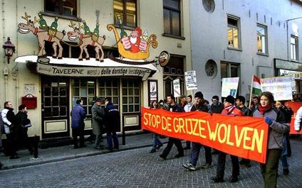 DEN BOSCH - Ruim 200 leden van verschillende Turkse, Koerdische en Nederlandse organisaties demonstreerden zaterdag in Den Bosch tegen de bijeenkomst van de Turkse Federatie Nederland (TFN) in de Brabanthallen. De belangrijkste spreker op het TFN-congres 