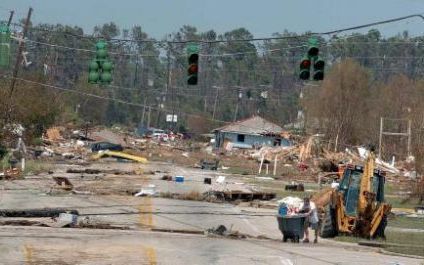 NEW ORLEANS - Mensen lopen door de puinhopen die de orkaan Katrina in New Orleans heeft achtergelaten. Foto EPA