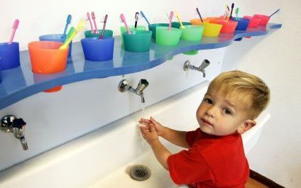 „Veel schoolgebouwen zijn oud en zelfs nauwelijks geschikt voor het hedendaagse onderwijs. Het gaat te ver om sport en spelactiviteiten voor kinderopvang in dezelfde krappe en onhandig ingerichte gebouwen onder te brengen.” Foto ANP