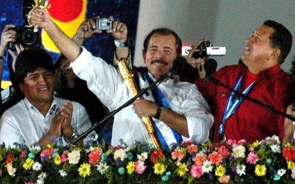 MANAGUA - Ortega, de winnaar van de verkiezingen in Nicaragua wordt geflankeerd door president Hugo Chavez en Evo Morales. Foto EPA