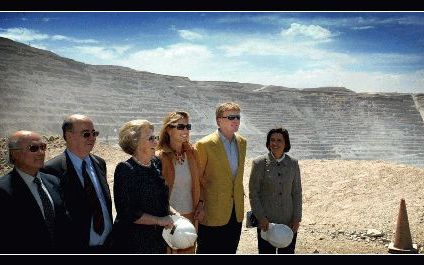 CHUQUICAMATA - Koningin Beatrix, prinses Máxima en prins Willem-Alexander poseren in de kopermijn waar ze het staatsbezoek aan Chili afsloten. - Foto RD, Henk Visscher