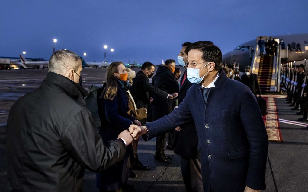 Rutte en Hoekstra bij aankomst in Kiev. beeld ANP, Remko de Waal