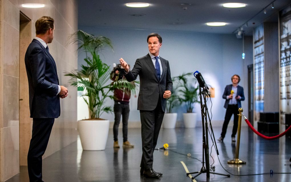 Hugo de Jonge, minister van Volksgezondheid, Welzijn en Sport, en premier Mark Rutte staan woensdagavond de pers te woord. beeld ANP