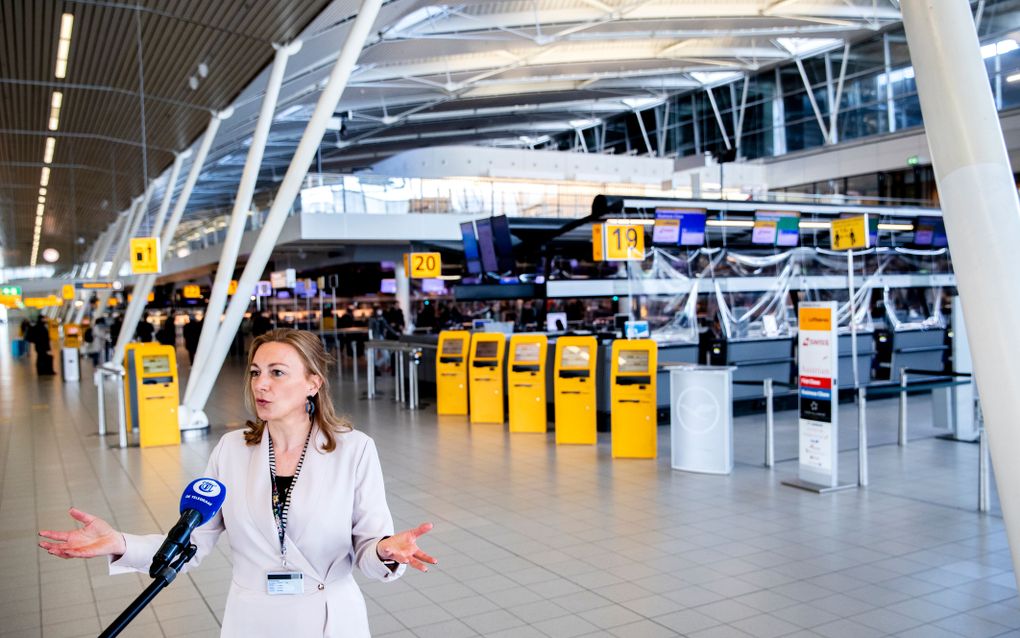 Miriam Hoekstra-van der Deen, directeur Airport Operations van KLM, tijdens een toelichting. Vliegveld Schiphol krijgt een afgeslankte indeling in verband met het coronavirus en het lagere aantal reizigers. beeld ANP