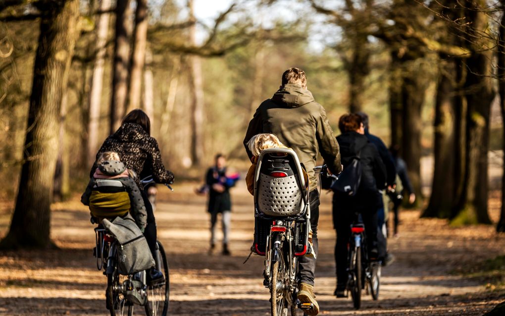 Dagjesmensen tijdens het eerste lenteweer dit jaar in Woudenberg. beeld ANP, REMKO DE WAAL