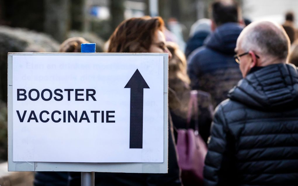 Mensen staan in de rij voor een vaccinatie. beeld ANP, Remko de Waal