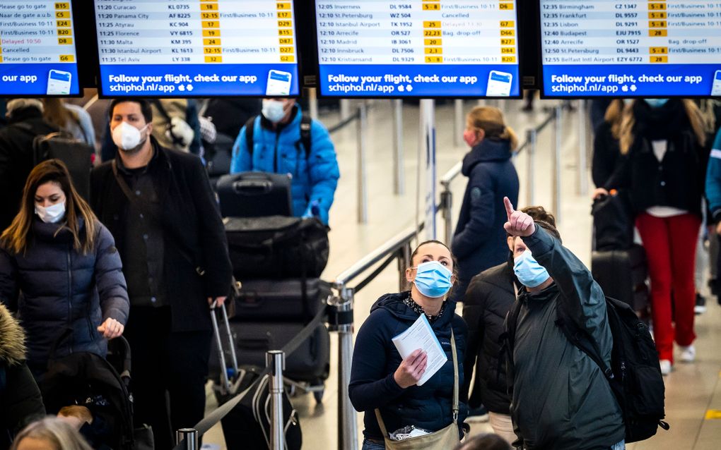 Reizigers op luchthaven Schiphol voorafgaand aan de kerstvakantie. beeld ANP, Remko de Waal 